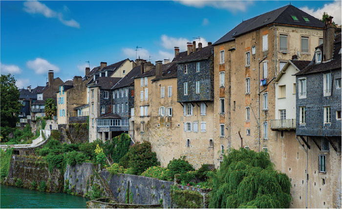 Girls in Oloron-Sainte-Marie